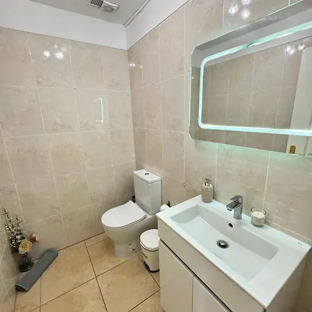 بيت للعطل Airport Terrace Duplex