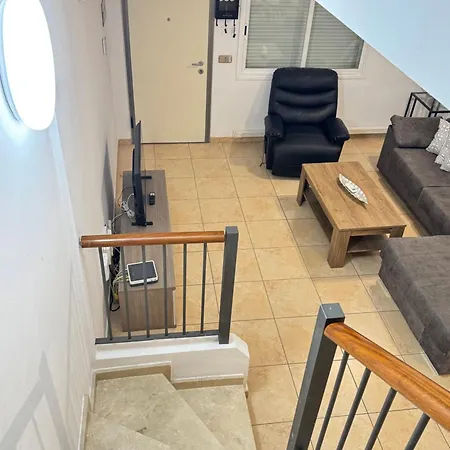 Airport Terrace Duplex בית נופש